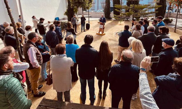 Inaugurada la "Plazuela Rafael Herrera Valencia" en el jardín de la Biblioteca Municipal María Teresa León