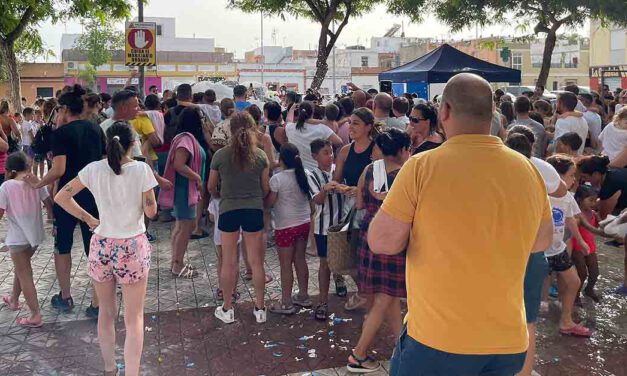 La Plaza de los Claveles de la Barriada El Tejar se llena del mejor ambiente y mucha espuma