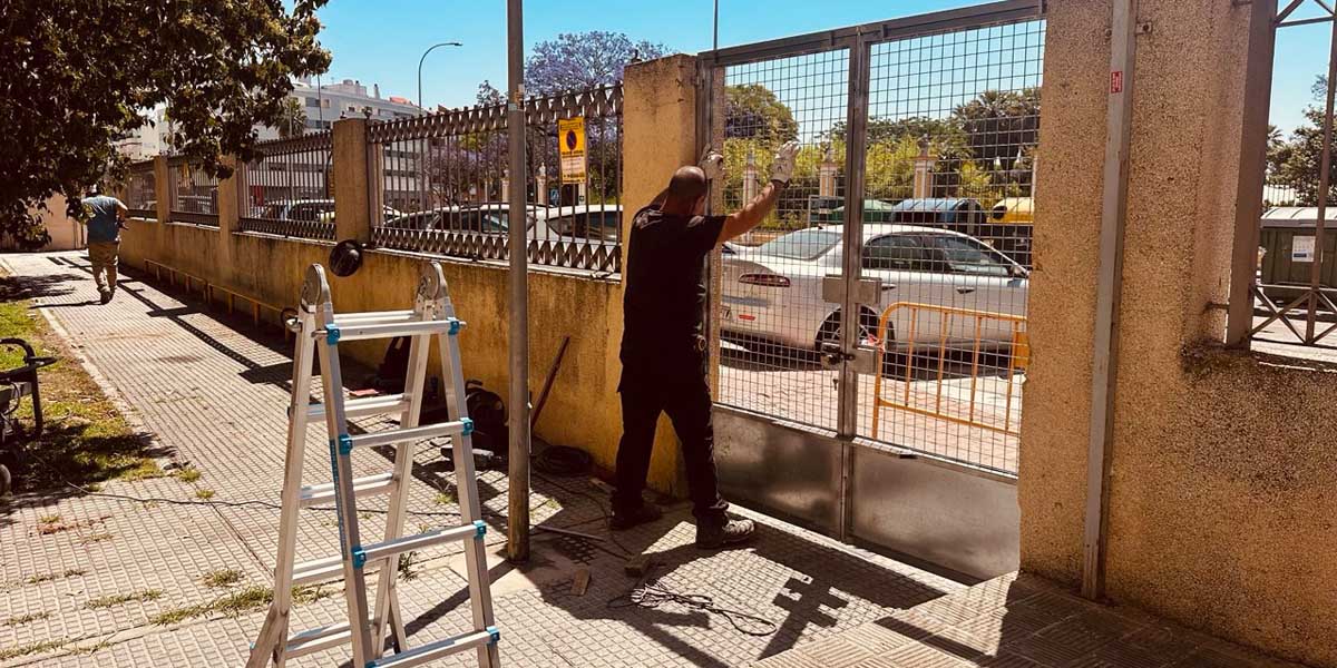Nuevas puertas en la Plaza del Molino para reforzar la seguridad y frenar los actos incívicos
