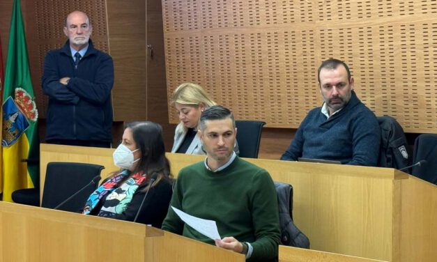 El cierre vespertino de centros de salud en Navidad genera críticas y debate político en El Puerto