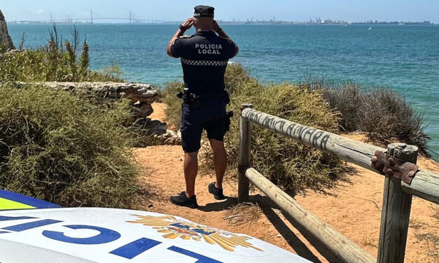 Socorristas y Policía Local evitan un presunto homicidio de una mujer en la playa de Valdelagrana