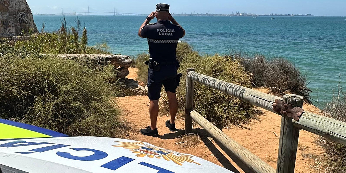 Socorristas y Policía Local evitan un presunto homicidio de una mujer en la playa de Valdelagrana