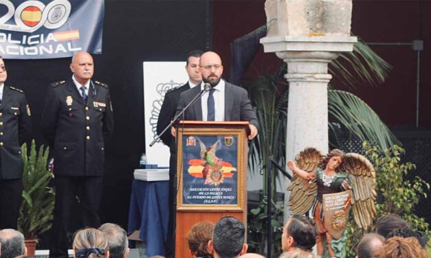 La Peña El Chumi acoge la entrega de medallas de la Asociación Santo Ángel a policías y ciudadanos ejemplares