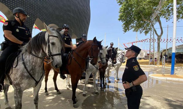 Presencia, cercanía y compromiso: así protege la Policía Nacional la Feria de El Puerto 2025