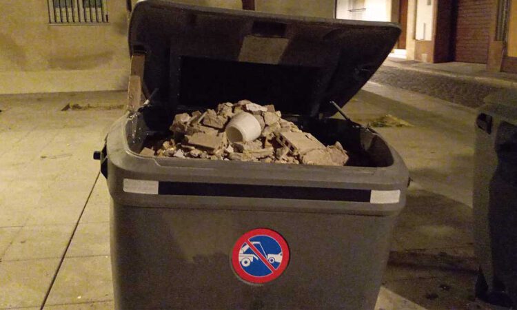 Policía Local y Medio Ambiente frenan un vertido ilegal de escombros en el centro