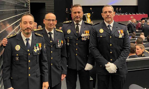 Un agente de El Puerto, condecorado en Sevilla por su colaboración con la Policía Local
