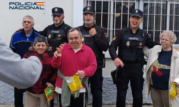 La Policía Nacional comparte una jornada navideña con los usuarios de Afanas