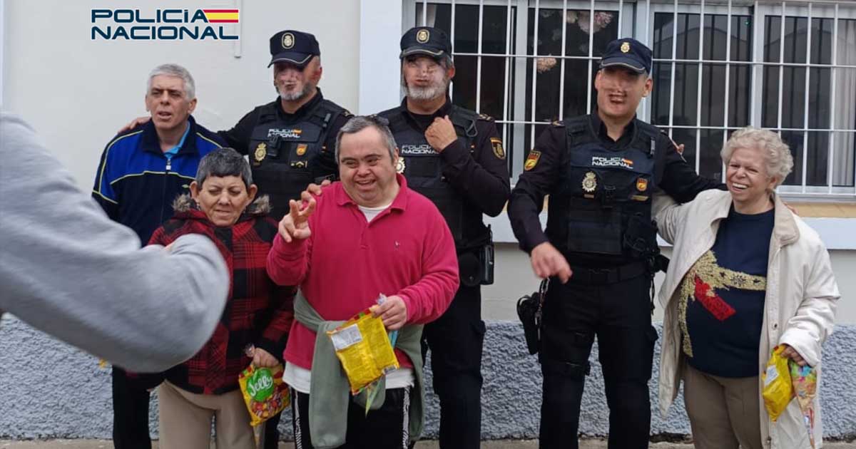 La Policía Nacional comparte una jornada navideña con los usuarios de Afanas
