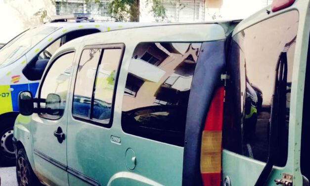 La Policía Local decomisa medio centenar de camisetas falsificadas en el mercadillo de los martes