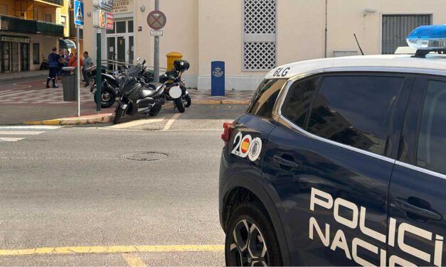 La rápida intervención de la Policía Nacional salva la vida de una persona en El Puerto