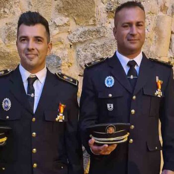 La asociación Santo Ángel de la Policía Nacional reconoce la labor y colaboración de dos policías locales
