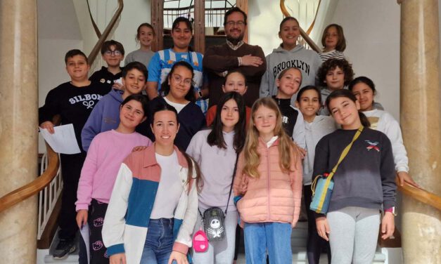 Escolares del CEIP José Luis Poullet conocen el funcionamiento municipal en una visita al Ayuntamiento