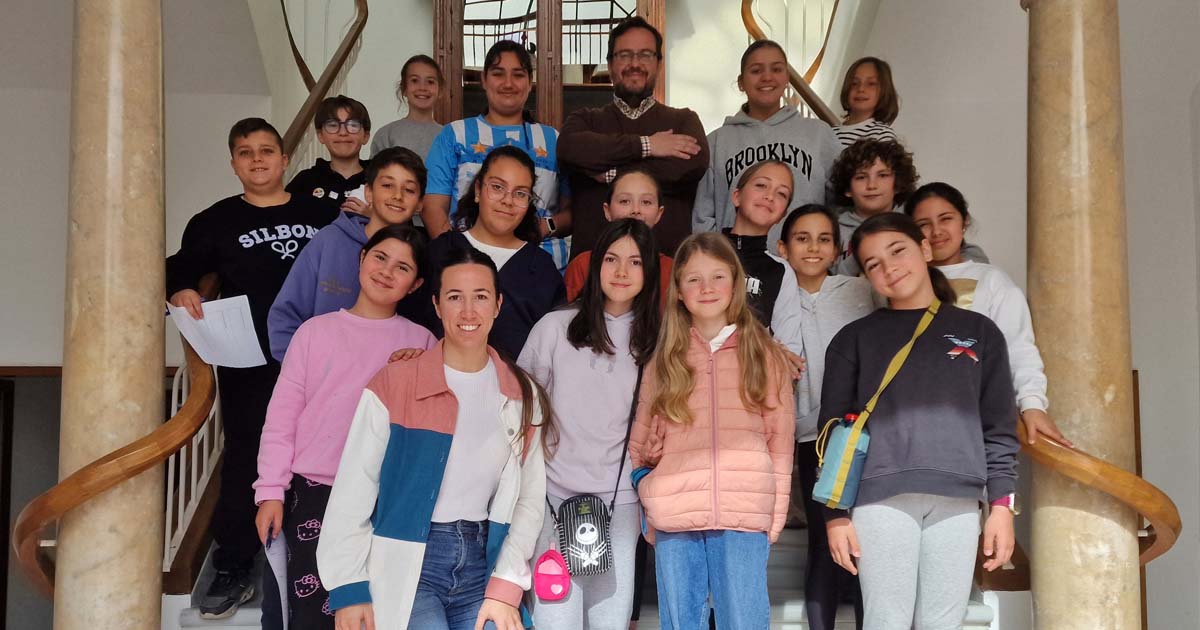 Escolares del CEIP José Luis Poullet conocen el funcionamiento municipal en una visita al Ayuntamiento