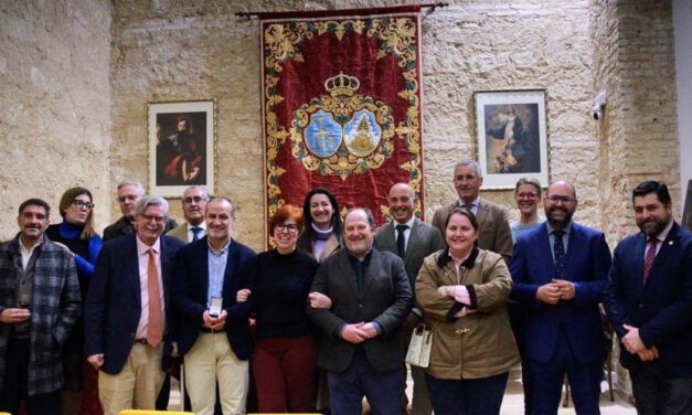 Un emotivo homenaje arropa al pregonero de la Semana Santa 2026 en los días previos a su cita en el Teatro Muñoz Seca