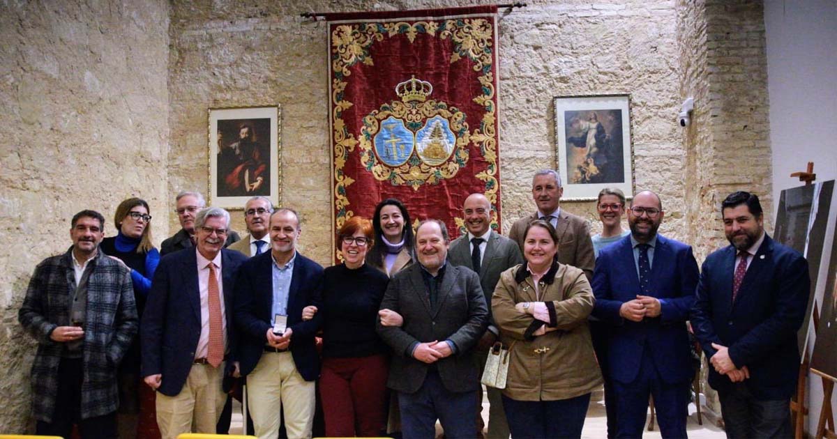 Un emotivo homenaje arropa al pregonero de la Semana Santa 2026 en los días previos a su cita en el Teatro Muñoz Seca