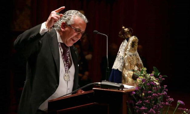 José Manuel Cristo recorre la Pasión portuense en un pregón lleno de alma y tradición