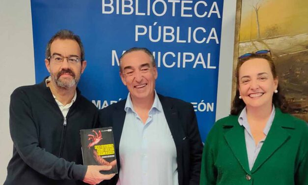 García de Romeu presenta su última novela "Una gaviota voló sobre Cortadura"