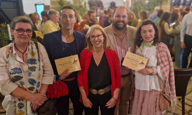 Pilar Vallecillo y Manuela Callealta presentan su libro "Un verso, un pincel y… agüita pa las macetas"