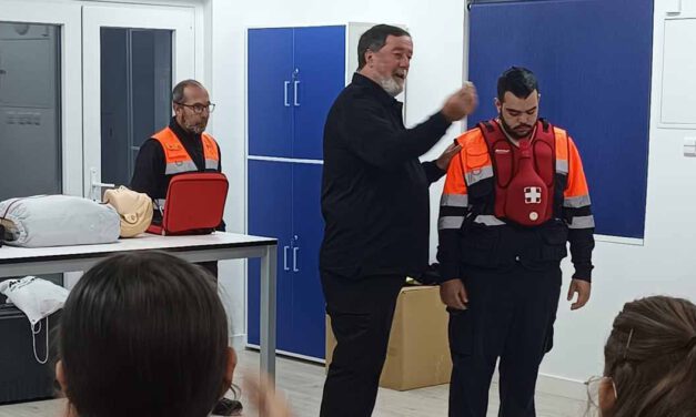 Protección Civil forma al IES Mar de Cádiz en primeros auxilios con talleres prácticos de emergencia