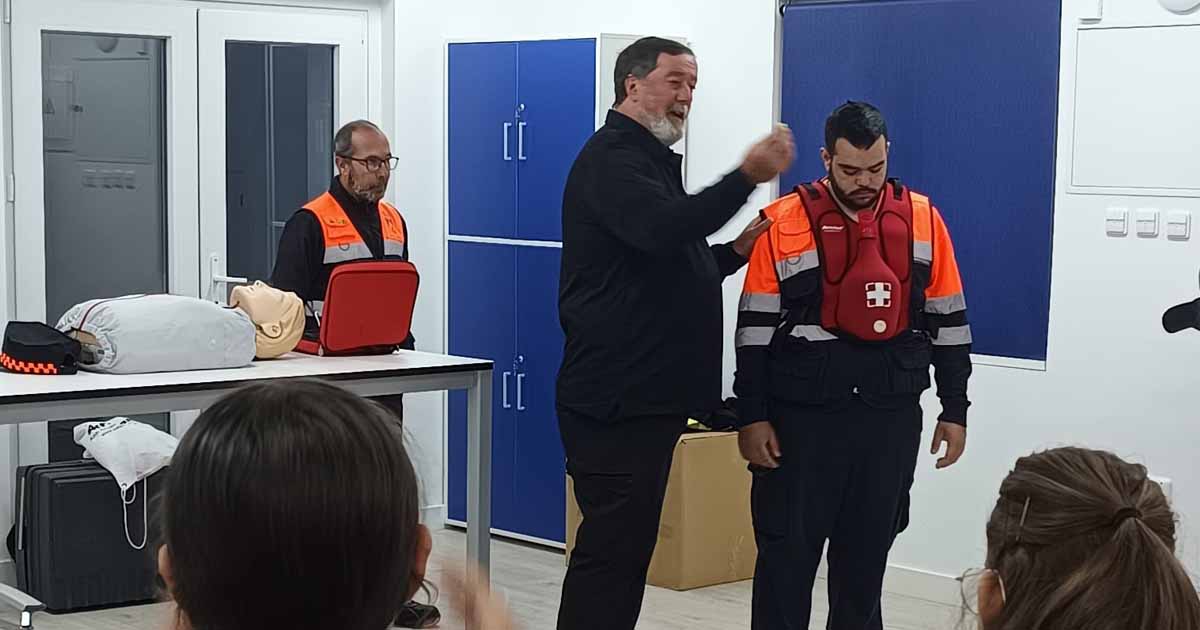 Protección Civil forma al IES Mar de Cádiz en primeros auxilios con talleres prácticos de emergencia