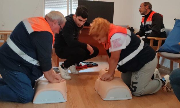 Protección Civil refuerza su preparación con formación en reanimación y uso de desfibriladores