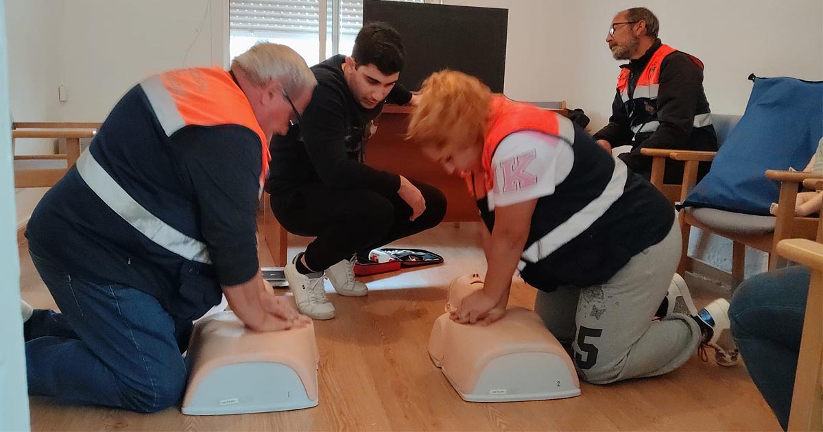 Protección Civil refuerza su preparación con formación en reanimación y uso de desfibriladores