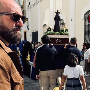 La procesión escolar del Espíritu Santo llena de tradición la Plaza Isaac Peral