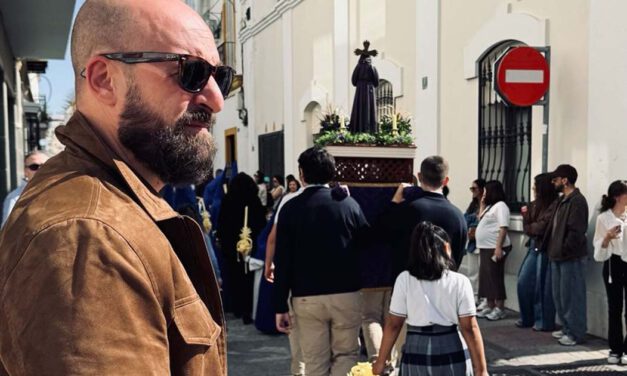 La procesión escolar del Espíritu Santo llena de tradición la Plaza Isaac Peral