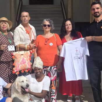La playa de la Puntilla acoge tres mercadillos solidarios en apoyo a las protectoras de animales