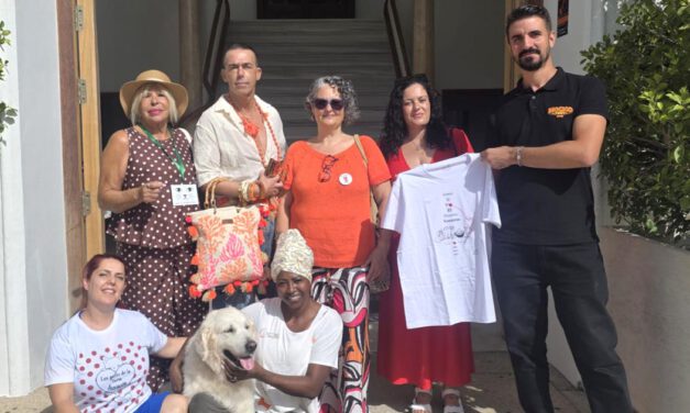 La playa de la Puntilla acoge tres mercadillos solidarios en apoyo a las protectoras de animales