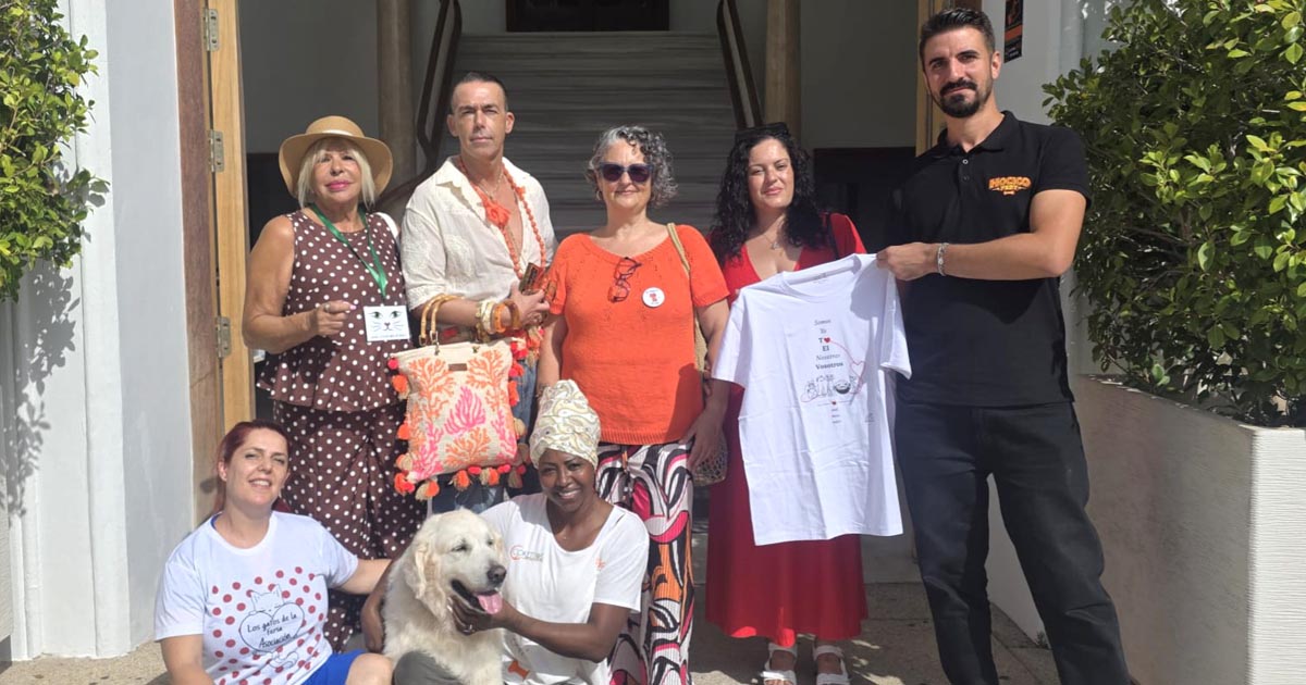 La playa de la Puntilla acoge tres mercadillos solidarios en apoyo a las protectoras de animales