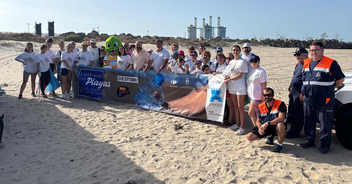 Cerca de 40 voluntarios participan en la limpieza de la Playa de La Puntilla en el WorldCleanup Day