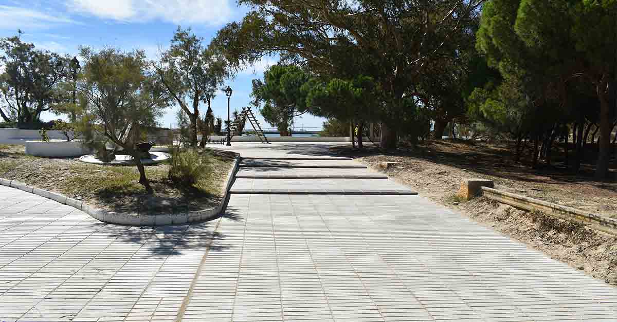 Finalizan las obras de mejora del acceso al paseo de La Puntilla desde el Camino de los Enamorados
