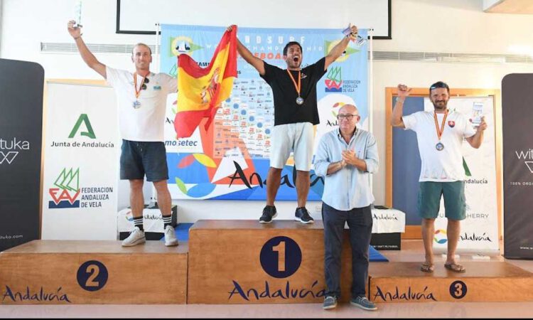 Sobresaliente actuación de los windsurfistas portuenses en el Campeonato del Mundo de Raceboard en aguas de la Bahía