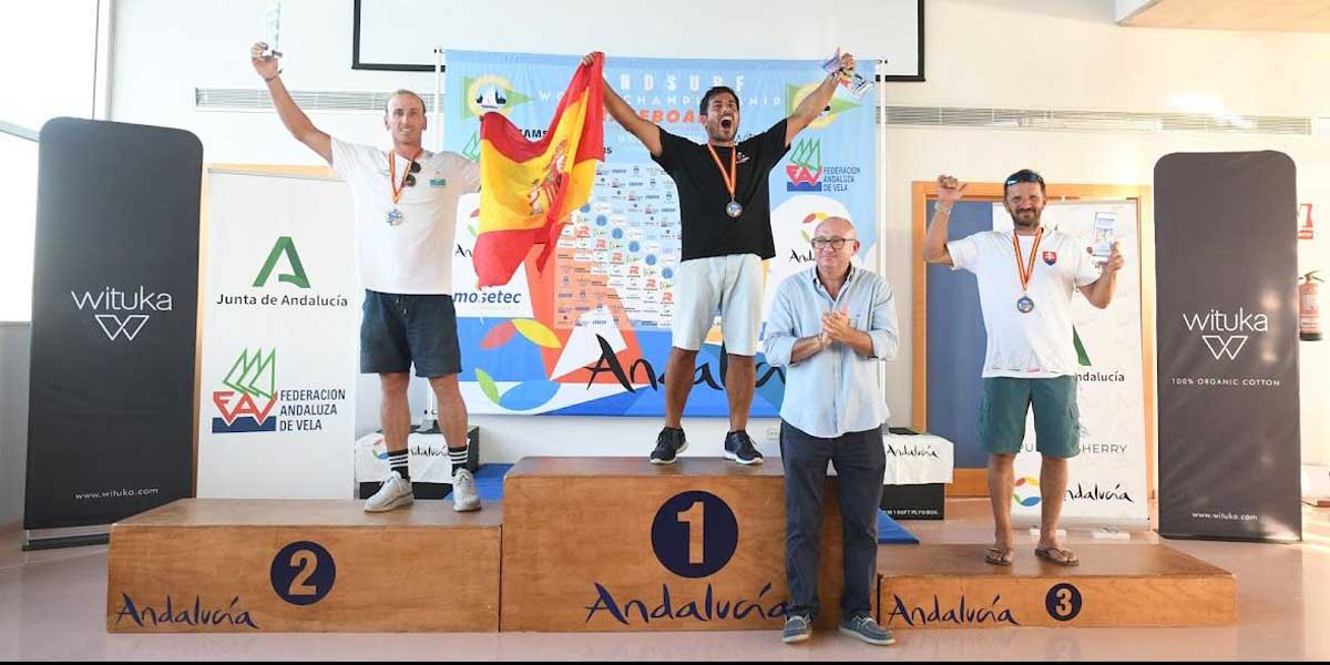 Sobresaliente actuación de los windsurfistas portuenses en el Campeonato del Mundo de Raceboard en aguas de la Bahía