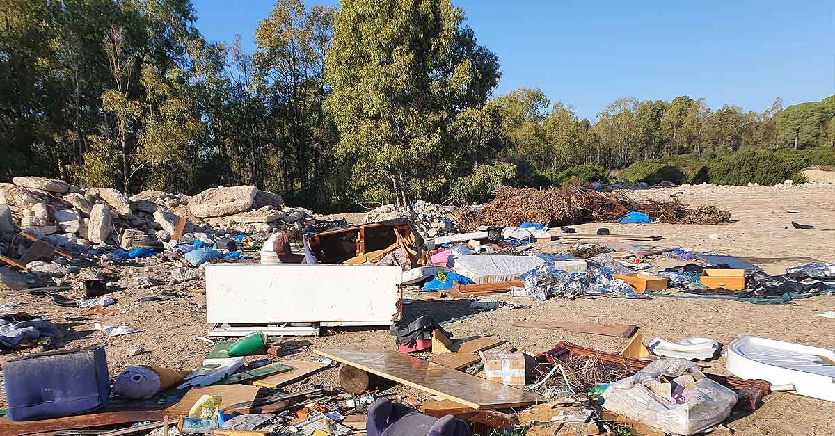 La escombrera del Rancho Linares se convierte en un macrovertedero de basuras