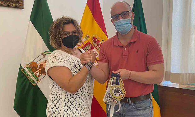 Beardo felicita a la atleta Mila Cuevas por el Campeonato de Europa Máster de Powerlifting