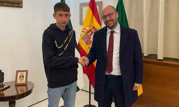 David del Rey Ganaza, promesa del fútbol portuense, es recibido por el alcalde