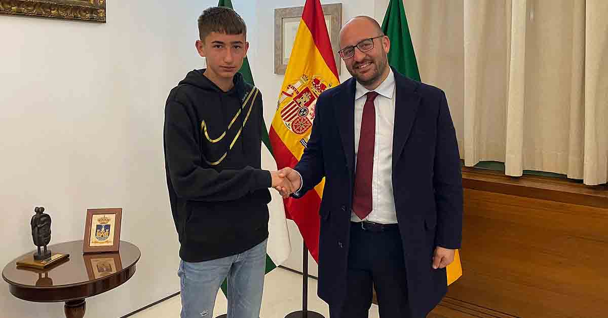 David del Rey Ganaza, promesa del fútbol portuense, es recibido por el alcalde