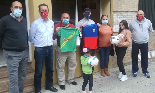 El R.C. Portuense Veteranos dona material deportivo para ayudar a familias en riesgo de exclusión social