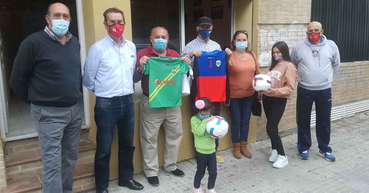 El R.C. Portuense Veteranos dona material deportivo para ayudar a familias en riesgo de exclusión social