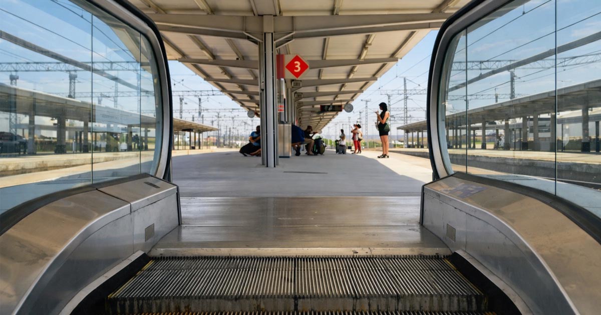 La falta de ascensor y escaleras mecánicas en la estación dificulta el acceso a los andenes en El Puerto