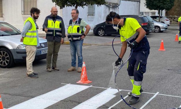 El Ayuntamiento refuerza la seguridad vial con el repintado de pasos de peatones en varios barrios