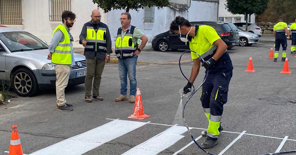 El Ayuntamiento refuerza la seguridad vial con el repintado de pasos de peatones en varios barrios