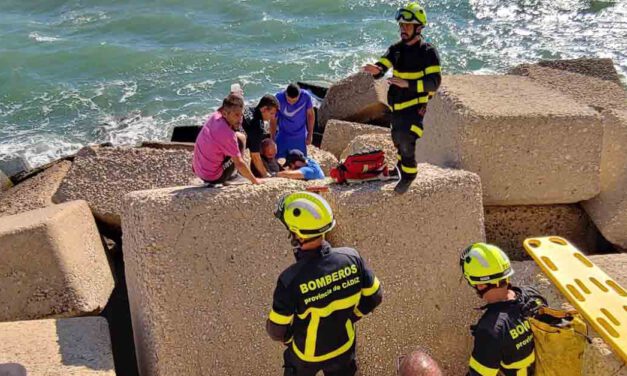 Rescatan a una persona que se cayó por las piedras del espigón de La Puntilla