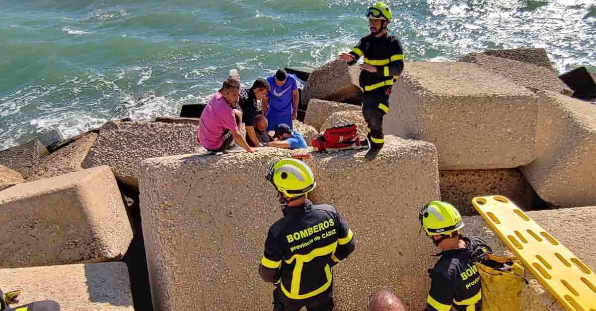 Rescatan a una persona que se cayó por las piedras del espigón de La Puntilla