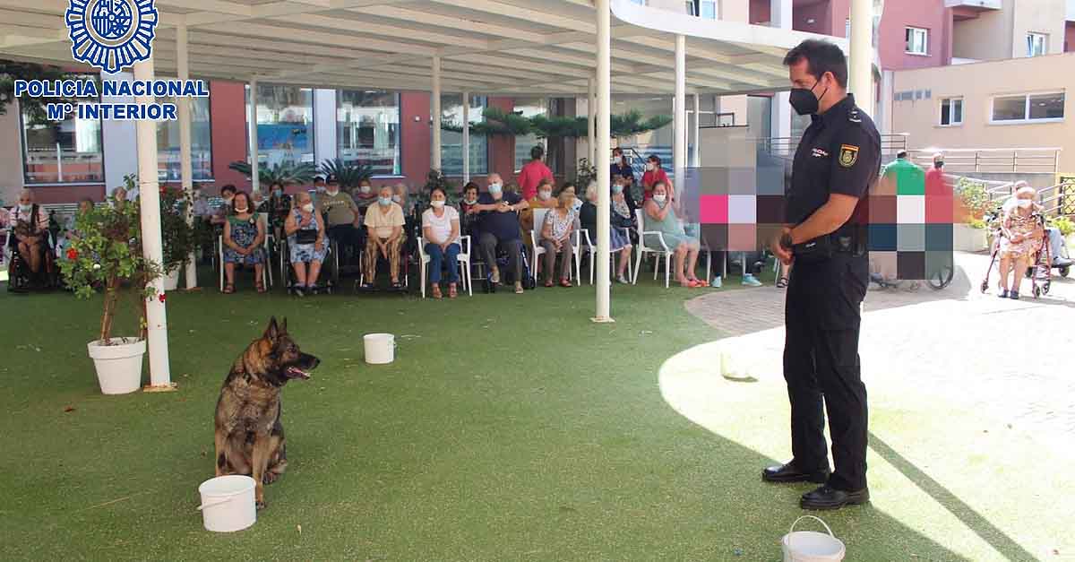 La Policía Nacional  imparte en El Puerto una charla sobre seguridad para personas mayores