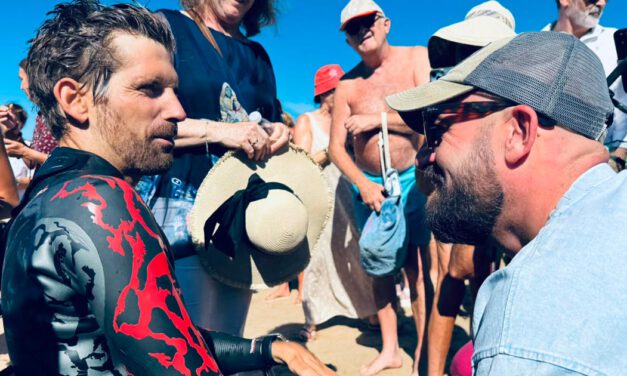 Ignacio y Juan Peñuelas completan a nado la travesía entre Cádiz y El Puerto