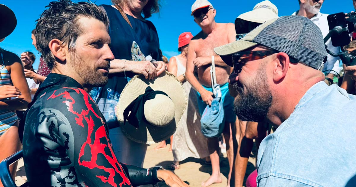 Ignacio y Juan Peñuelas completan a nado la travesía entre Cádiz y El Puerto