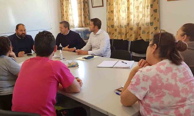 Bello mantiene una reunión con los vecinos de Doña Blanca para abordar la situación del Profea